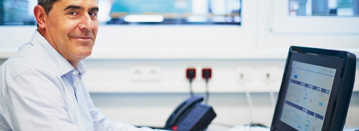 Senses yöneticisi bilgisayar başında