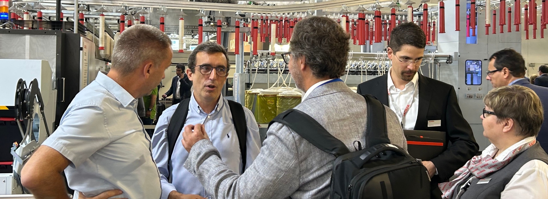 13 Bobbin transport system customers and CEO Uwe Rondé