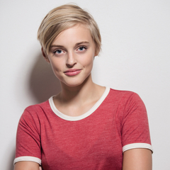 blonde Frau mit rotem Fancy T-Shirt