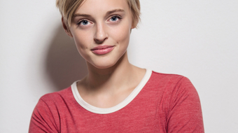 blonde Frau mit rotem Fancy T-Shirt